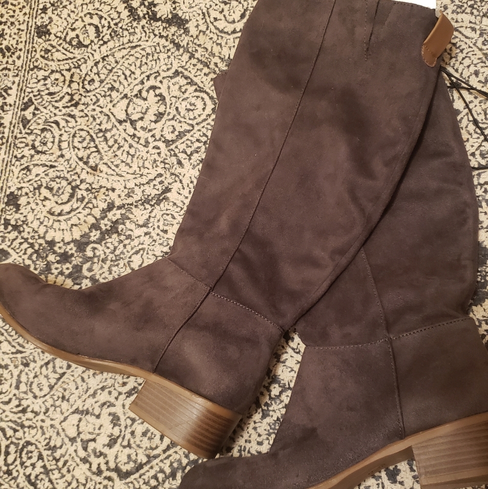 NWT Ladies suede boots